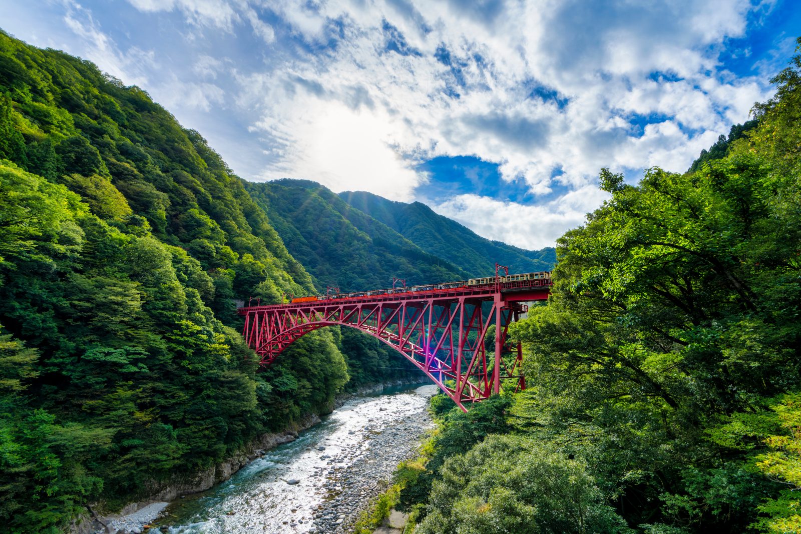 黑部峡谷手推车列车-富山砺波美居温泉度假酒店