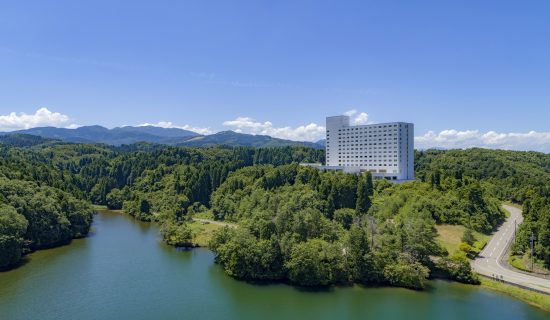 在能俯视砺波平原的高台上享受北陆之旅