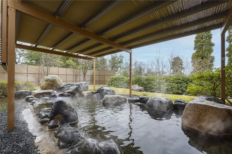 Open-air hot spring rock bath "Ecchu Tonamino Onsen"